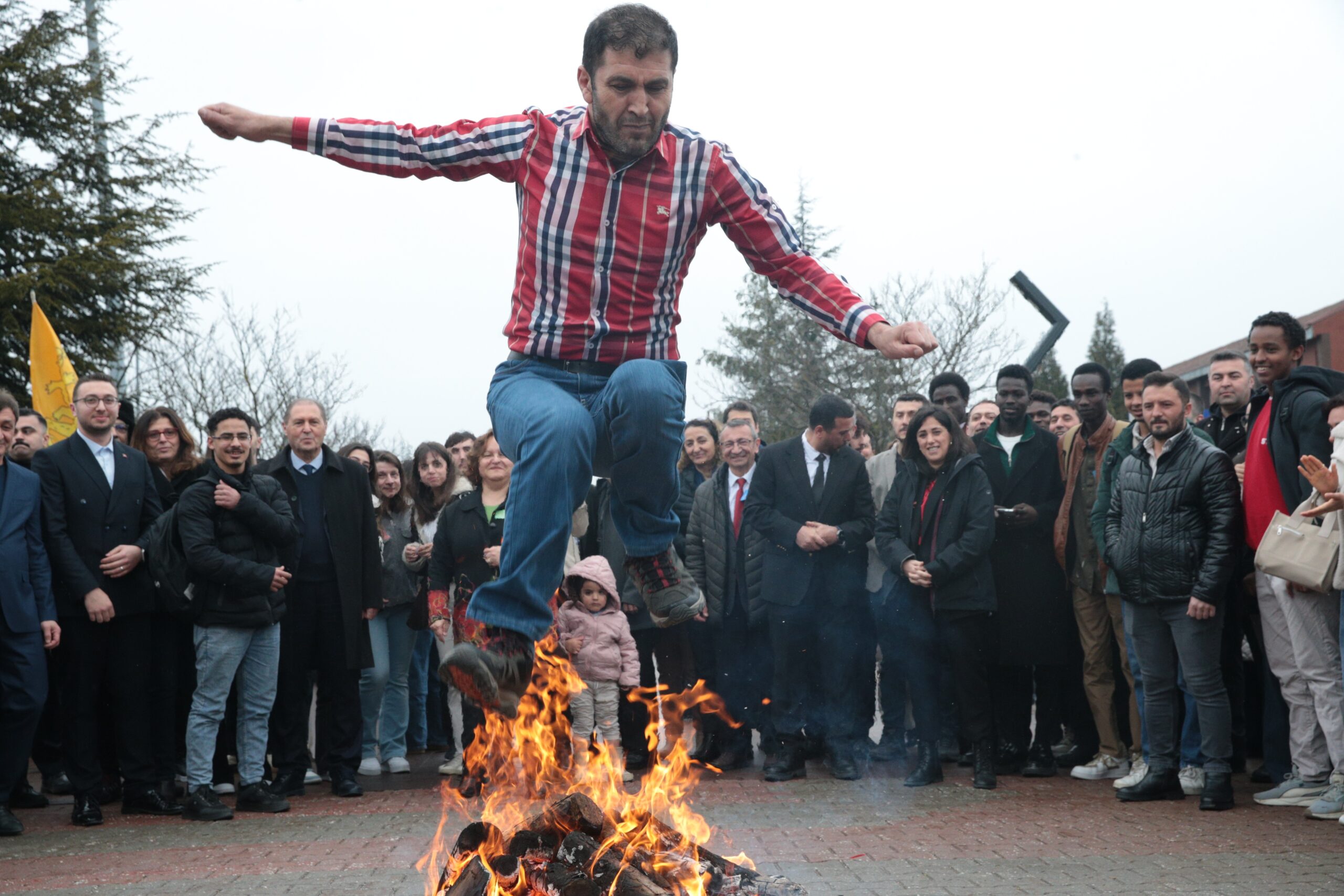 Nevruz Kutlamasında Ateşten Atlama ve Demir Dövme Geleneği