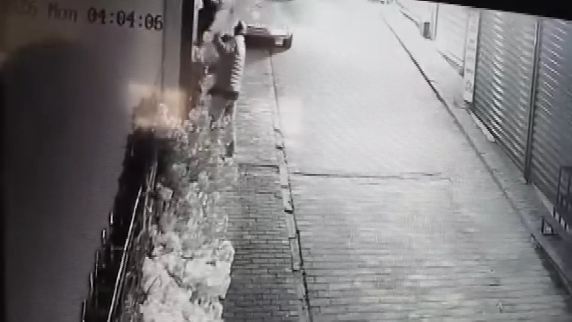 Hırsızlık Anı Güvenlik Kamerasında: Camı Açamayan Şüpheli Süs Ağacını Çaldı