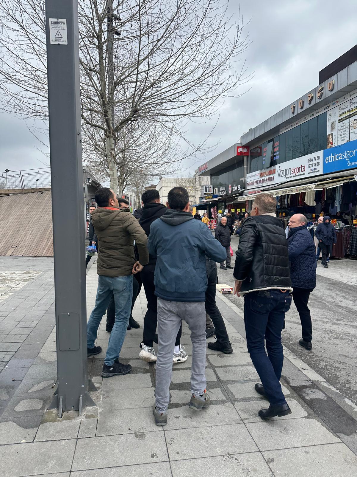 Adapazarı'nda Seyyar Satıcı ve Zabıta Arasındaki Arbede Kameralara Yansıdı