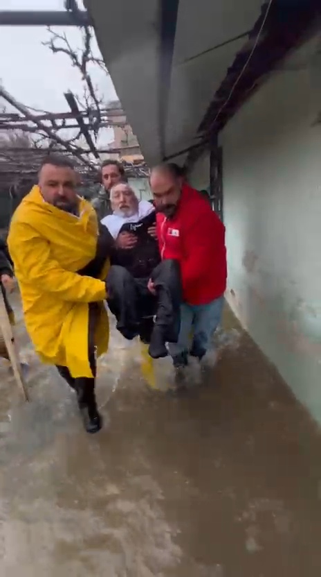 Hatay'da Sağanak ve Dolu, Yolları Göle Döndürdü