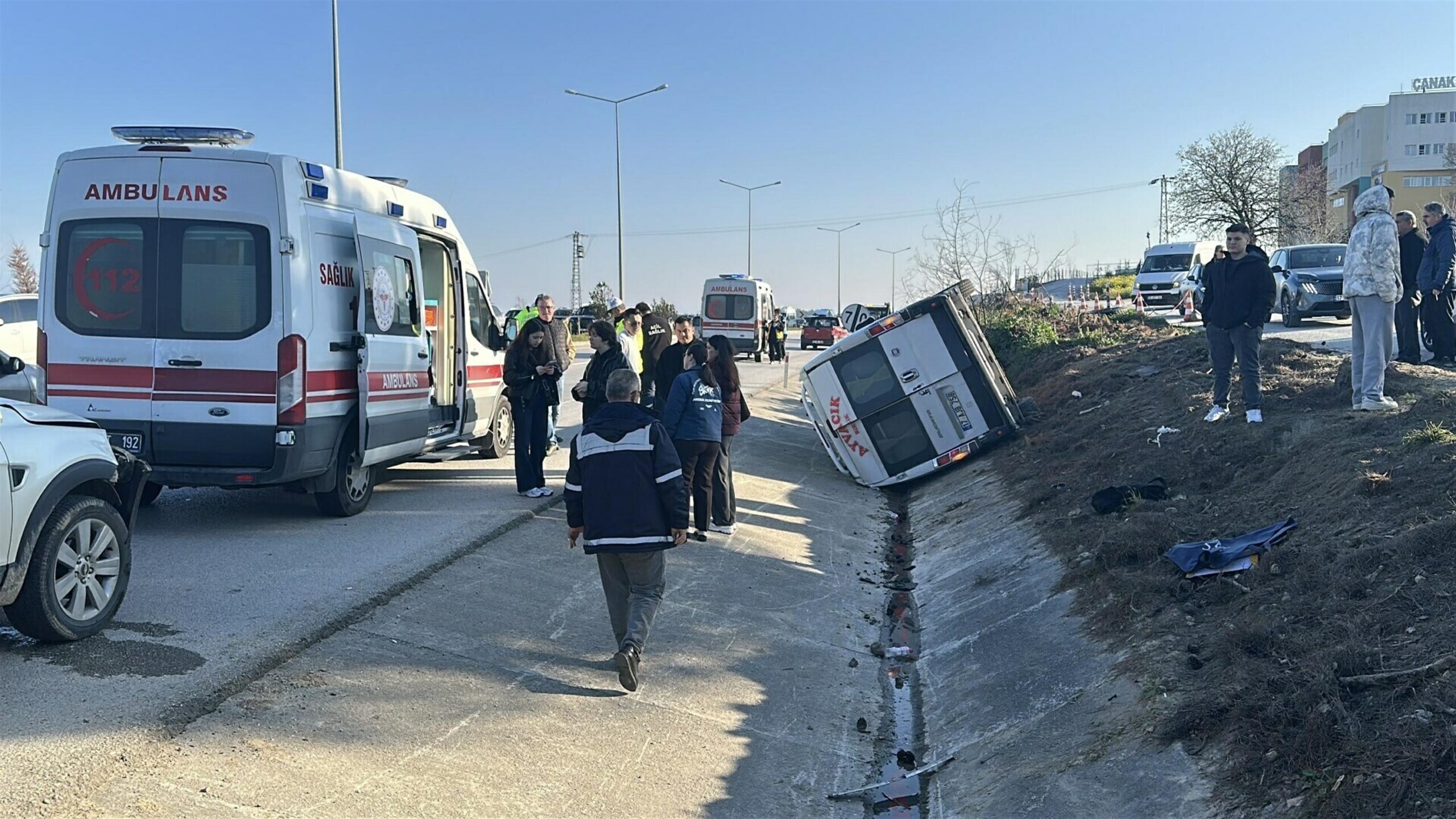 Çanakkale'de Yolcu Minibüsü ile Otomobil Çarpıştı: 8 Yaralı
