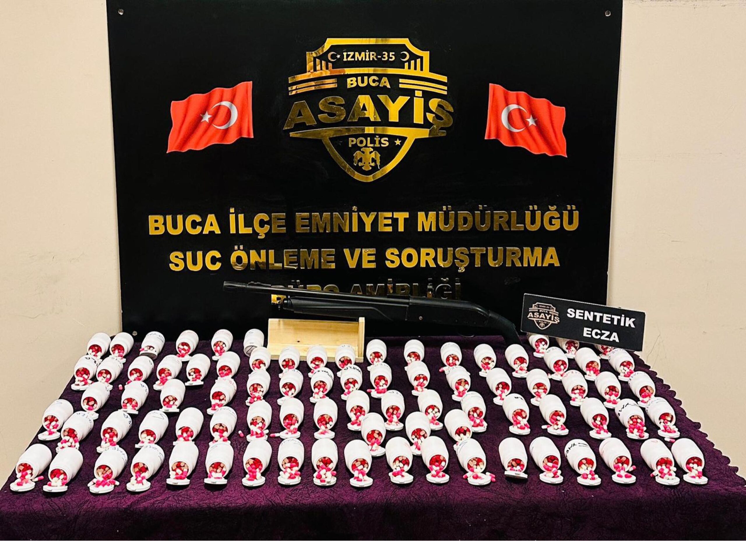 İzmir Buca'da Uyuşturucu Operasyonu: 4 Bin 984 Sentetik Hap Ele Geçirildi