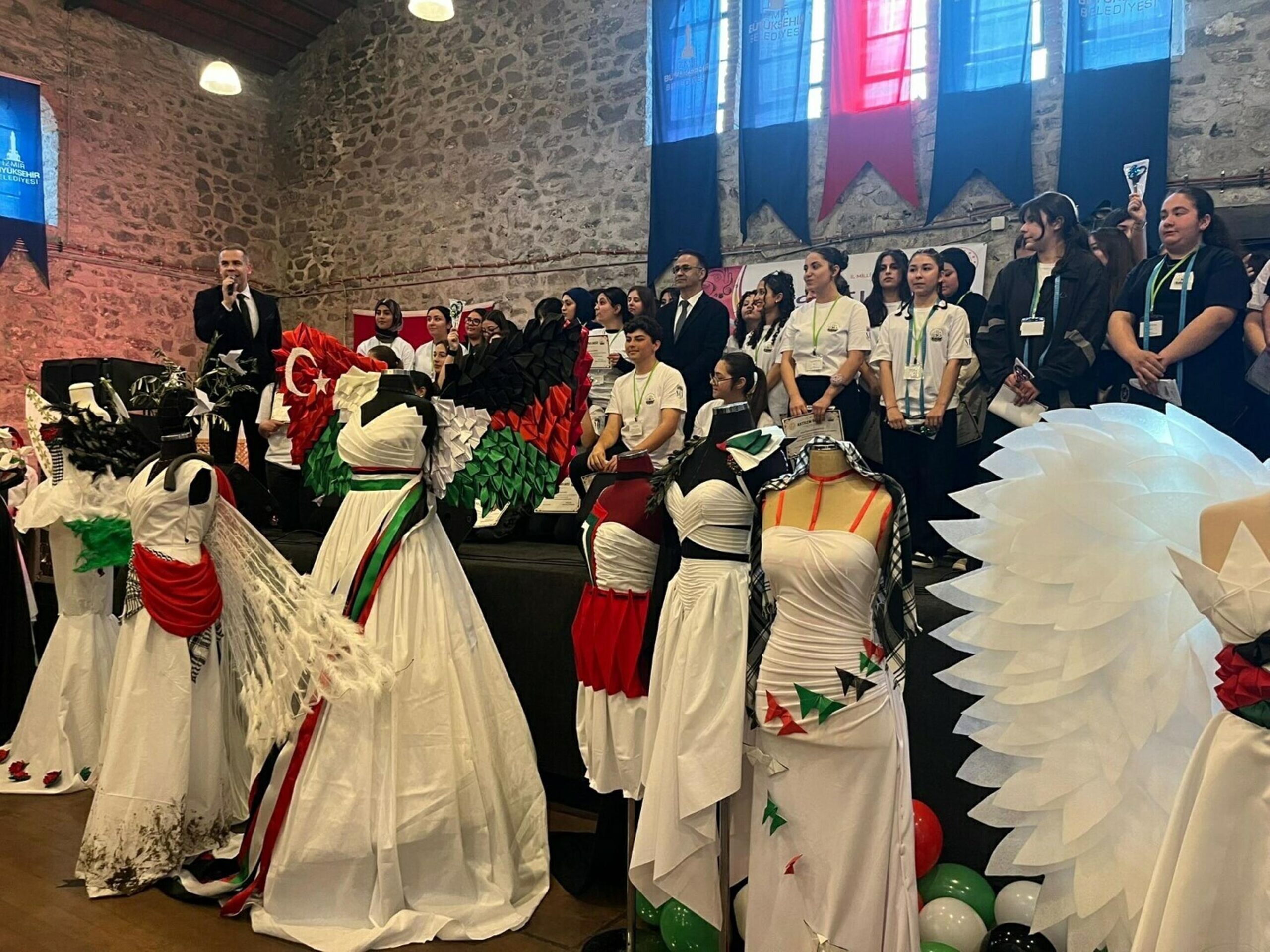 İzmir'deki Meslek Lisesi Öğrencileri Filistin Temalı Tasarımlar Sunuyor