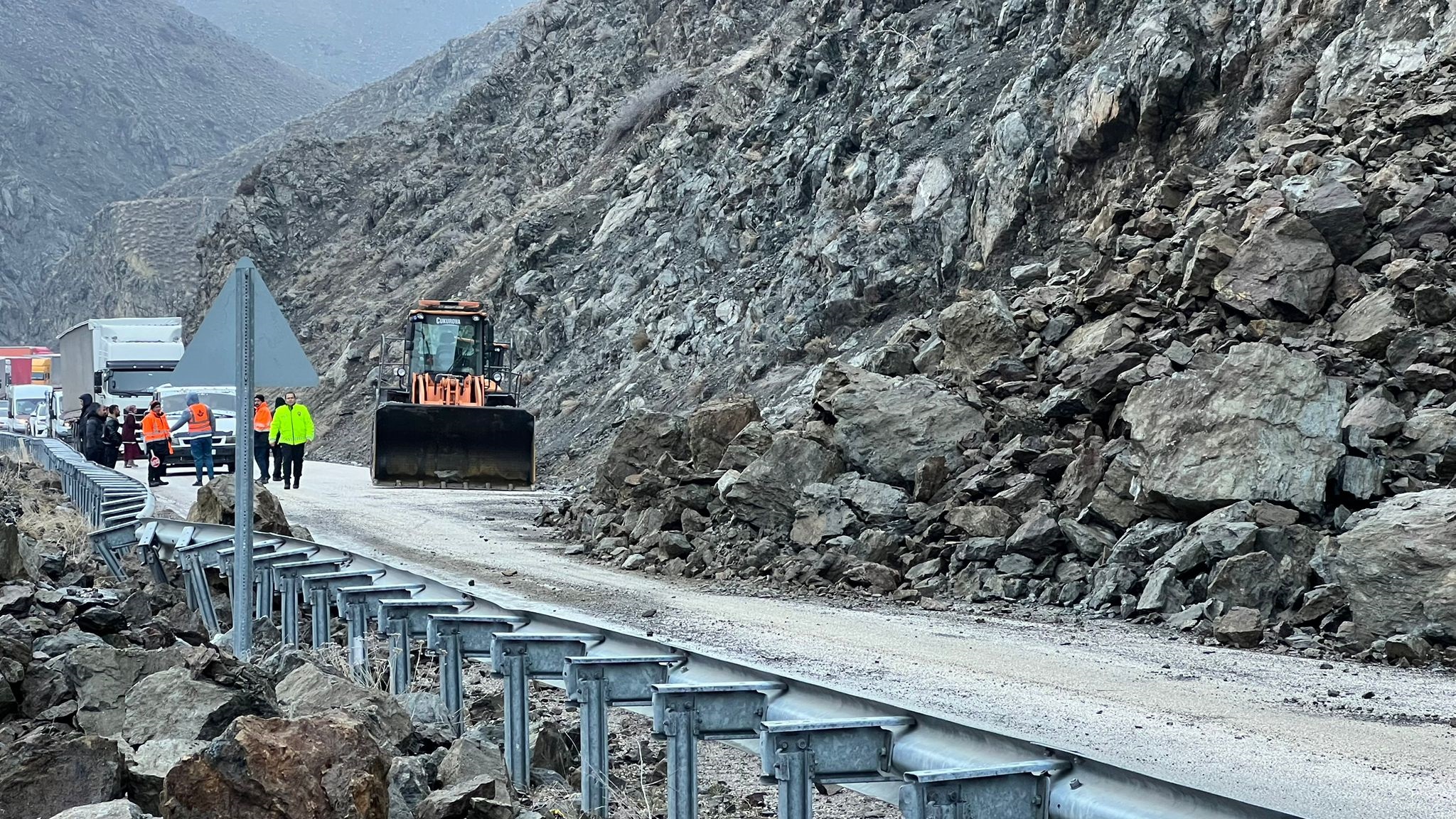 Yüksekova'da Heyelan Sonrası Yol Yeniden Ulaşıma Açıldı