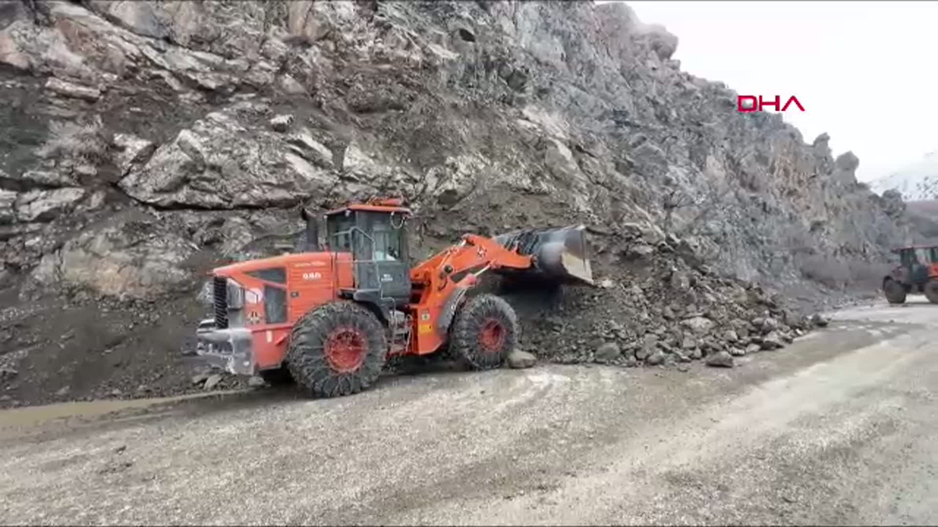 Yüksekova'da Heyelan Nedeniyle Kapanan Yol Yeniden Ulaşıma Açıldı