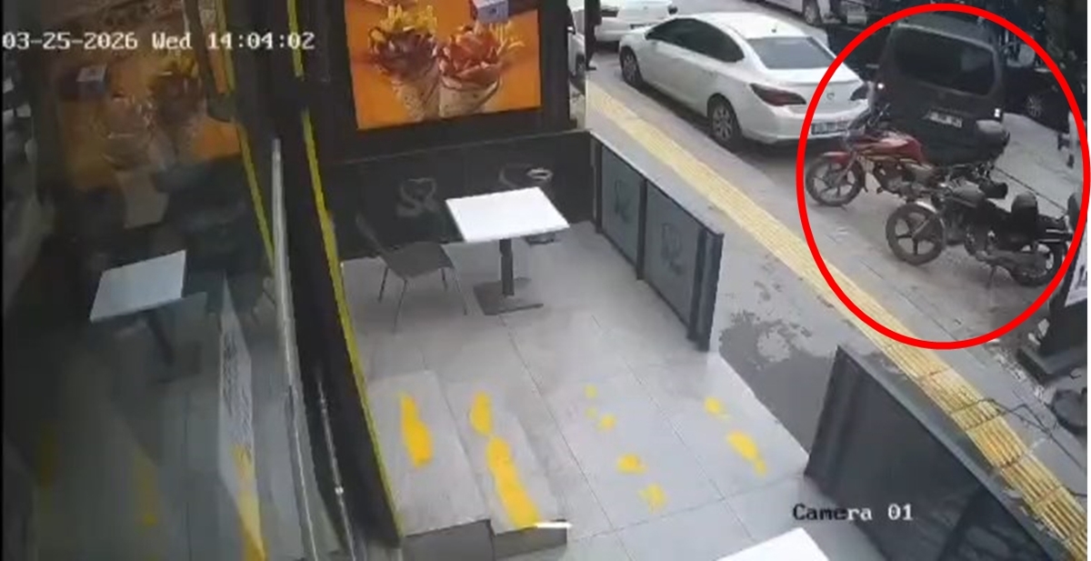 Hafif Ticari Araç, Fren Yerine Gaza Basınca 4 Araca Çarptı