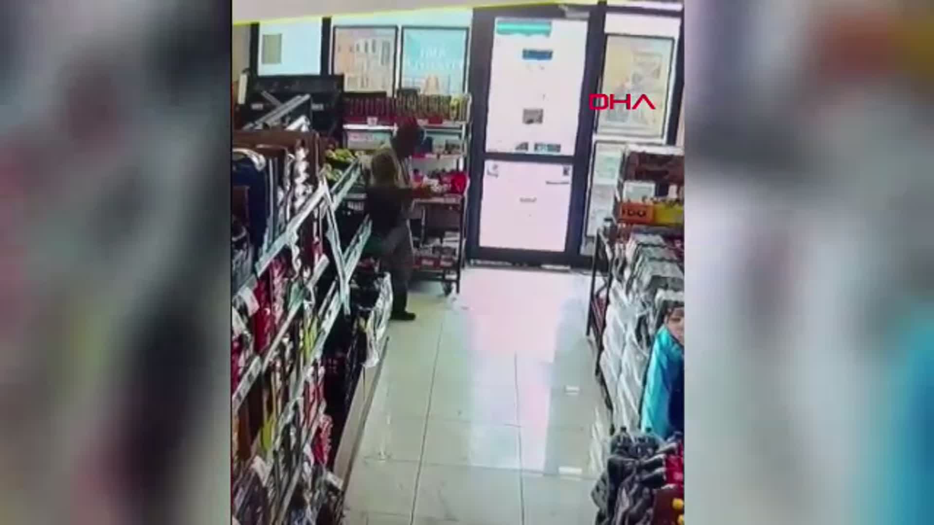 Sivas'ta Temizlik İşçisinden Örnek Davranış: Ayakkabılarını Çıkararak Market Girdi