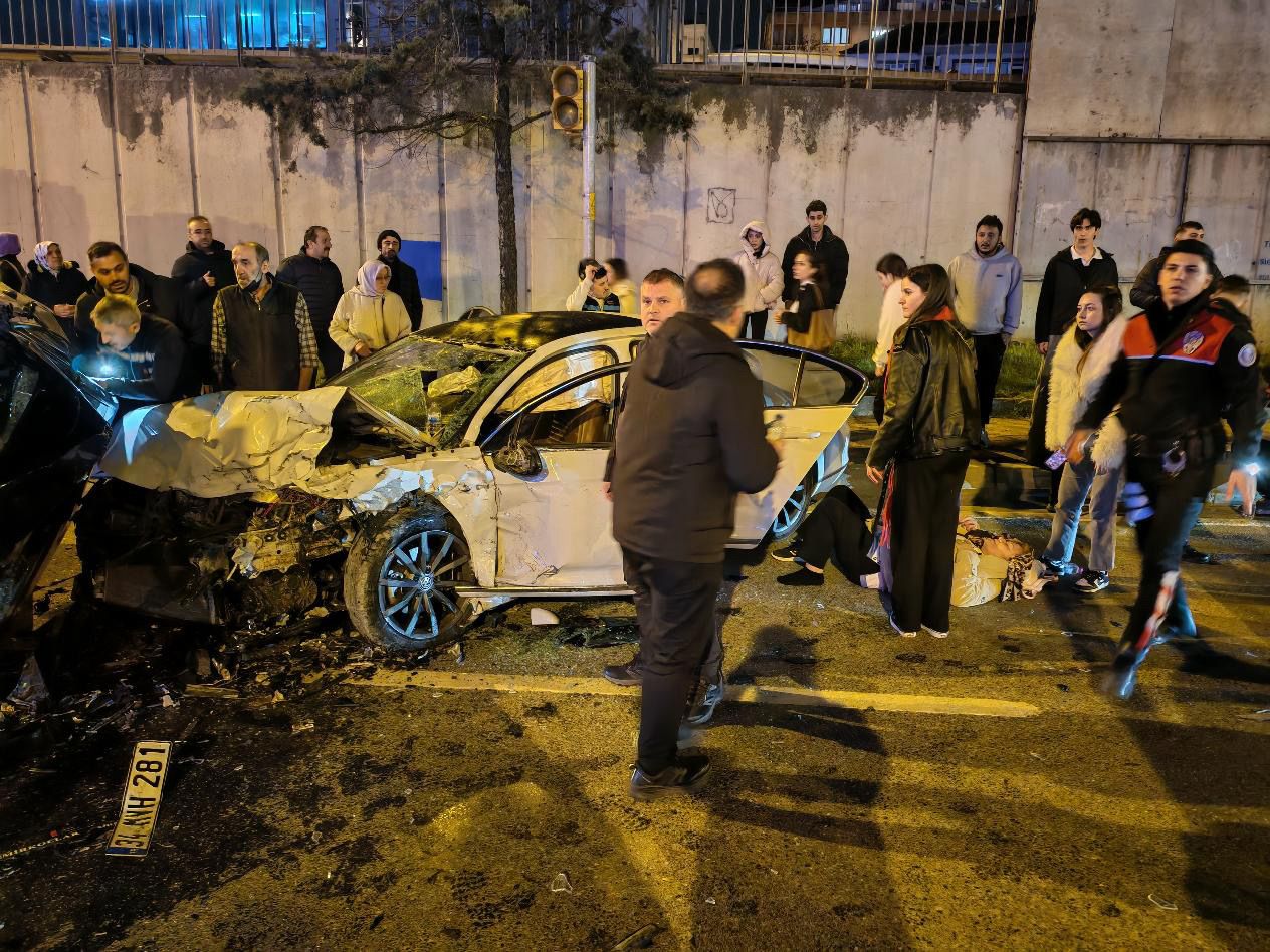 Üsküdar'da Kafa Kafaya Kaza: Anlar Güvenlik Kamerasında
