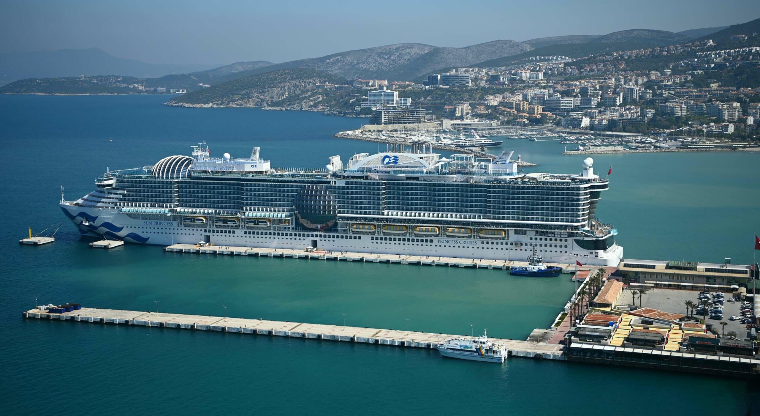 Kuşadası'na 4 Bin 12 Turist Taşıyan Kruvaziyer Geldi
