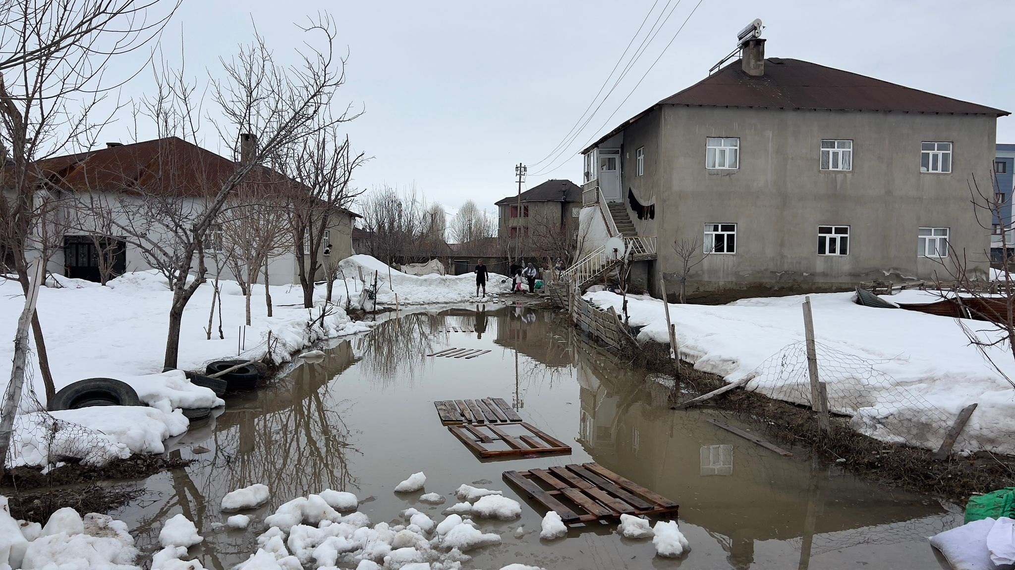 Yüksekova'da Erisen Kar Sebebiyle Bahçeler Su İçinde Kaldı