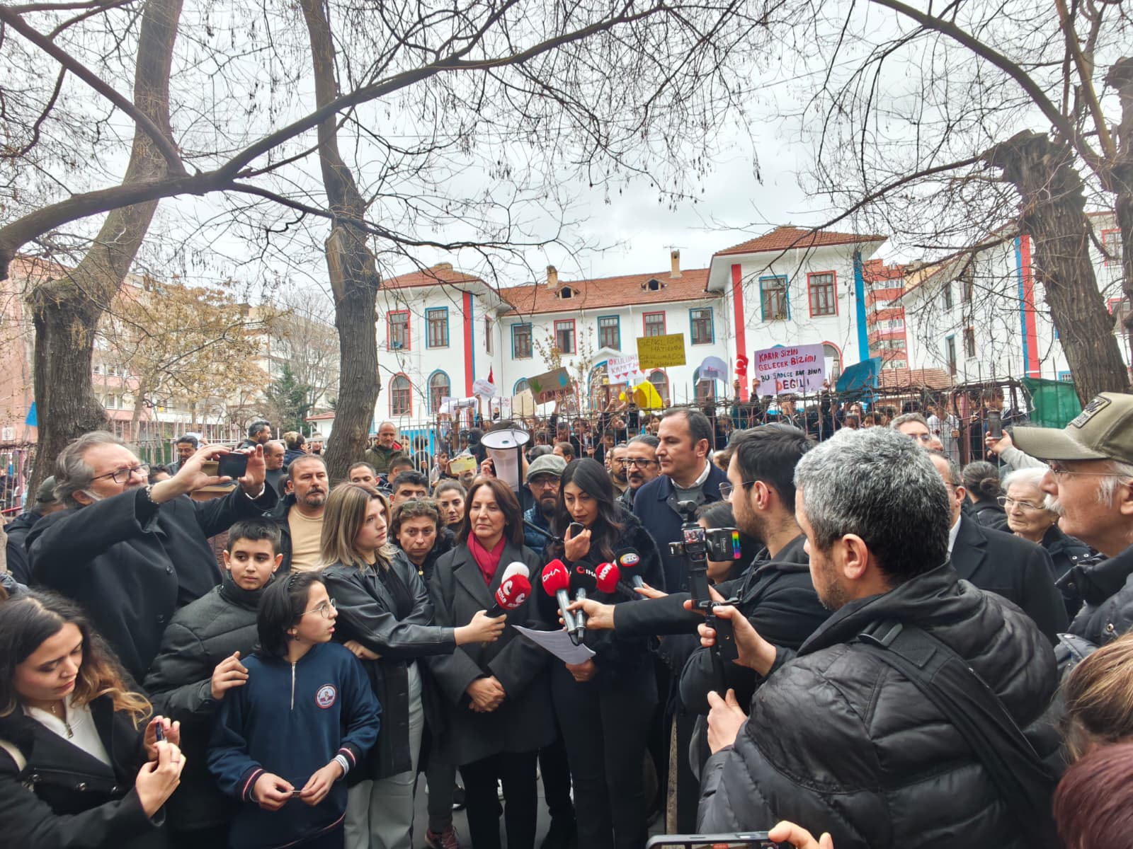 Ankara'da Öğrenci ve Velilerden Okul Binasi Devrine Sert Tepki