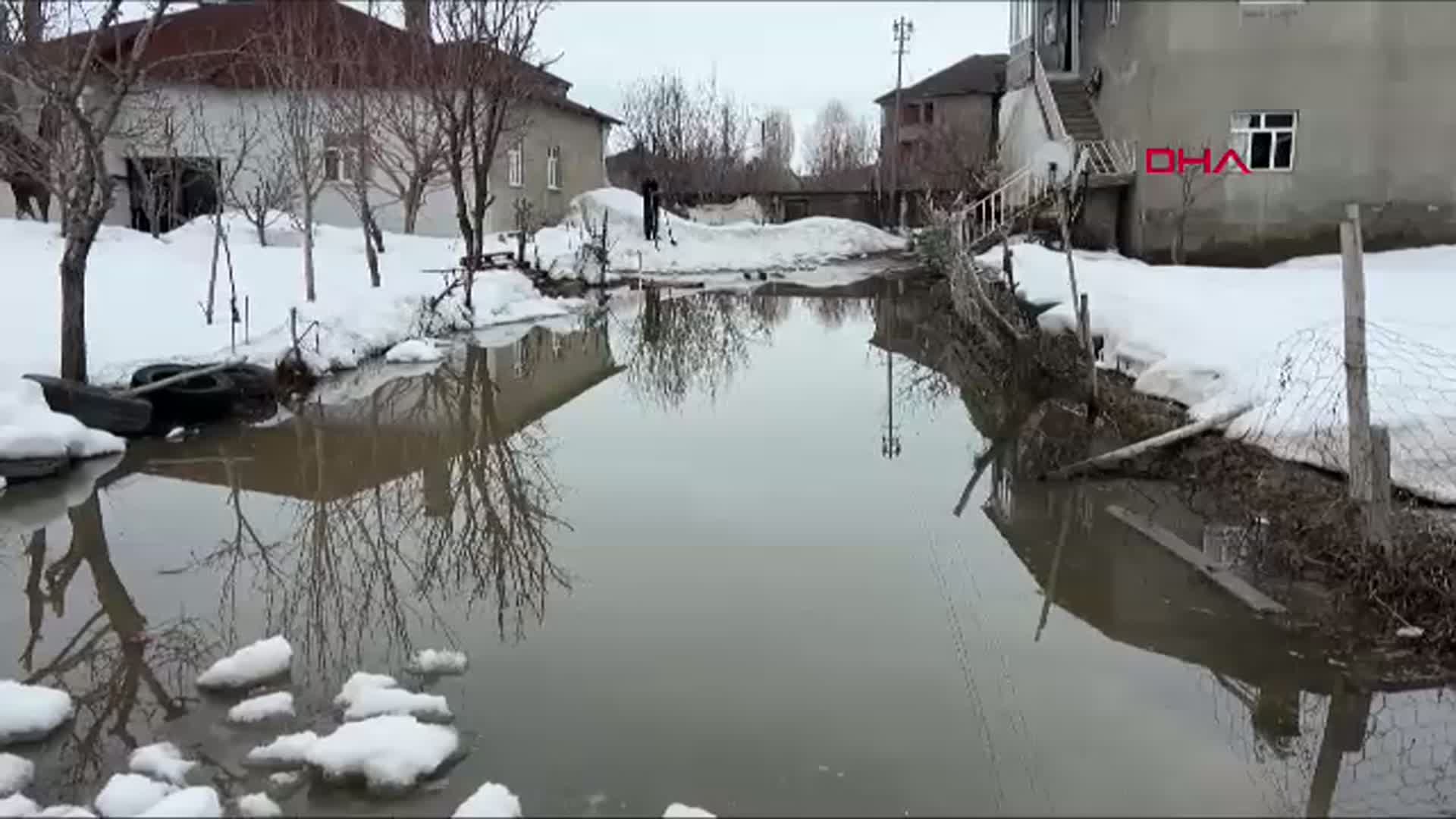 Yüksekova'da Eriyen Kar Bahçeleri Suya Gömüyor