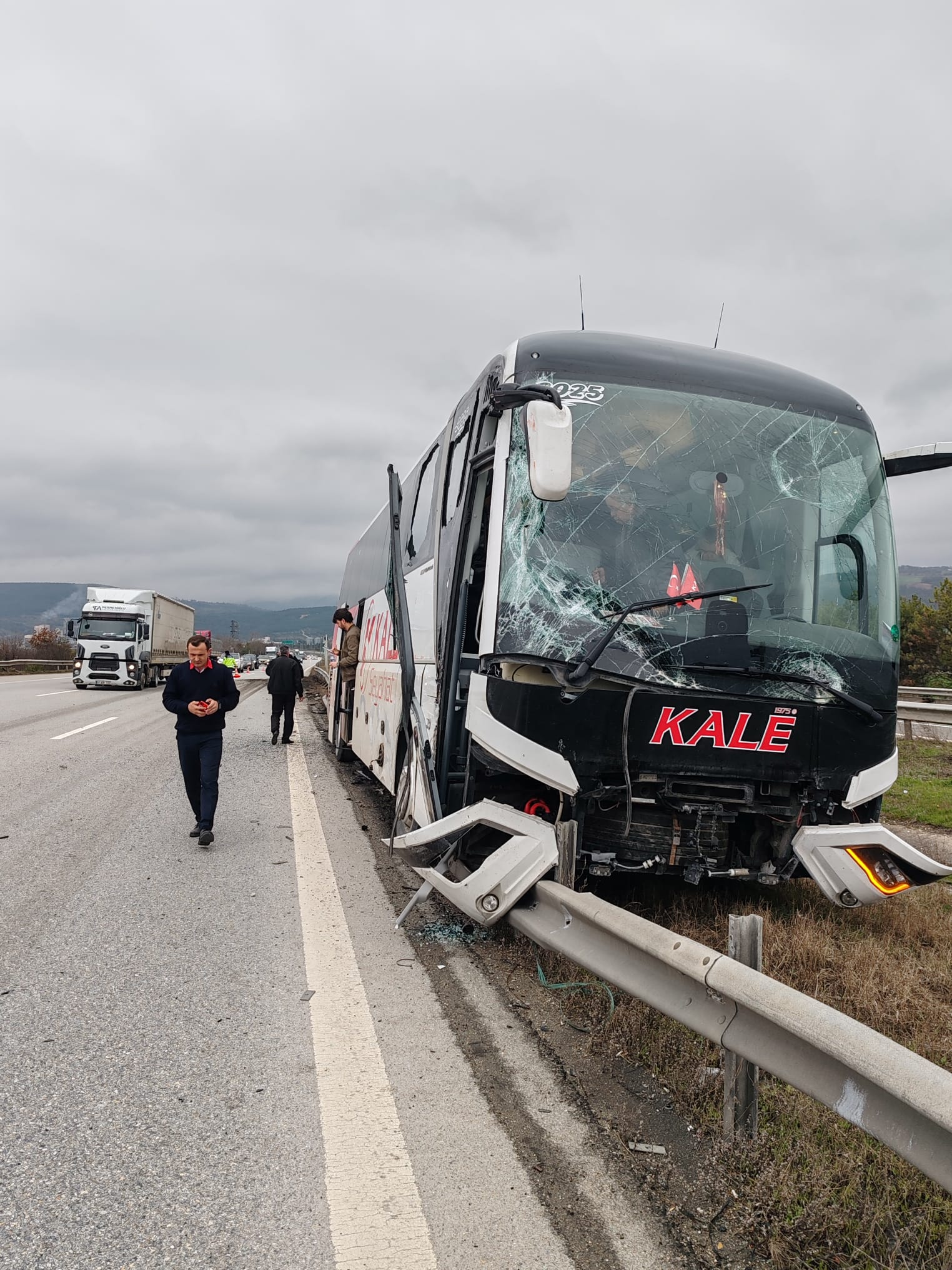 TIR Yolcu Otobüsüne Yandan Çarptı, Refüje Çıktı; Kaza Anı Kameralarda