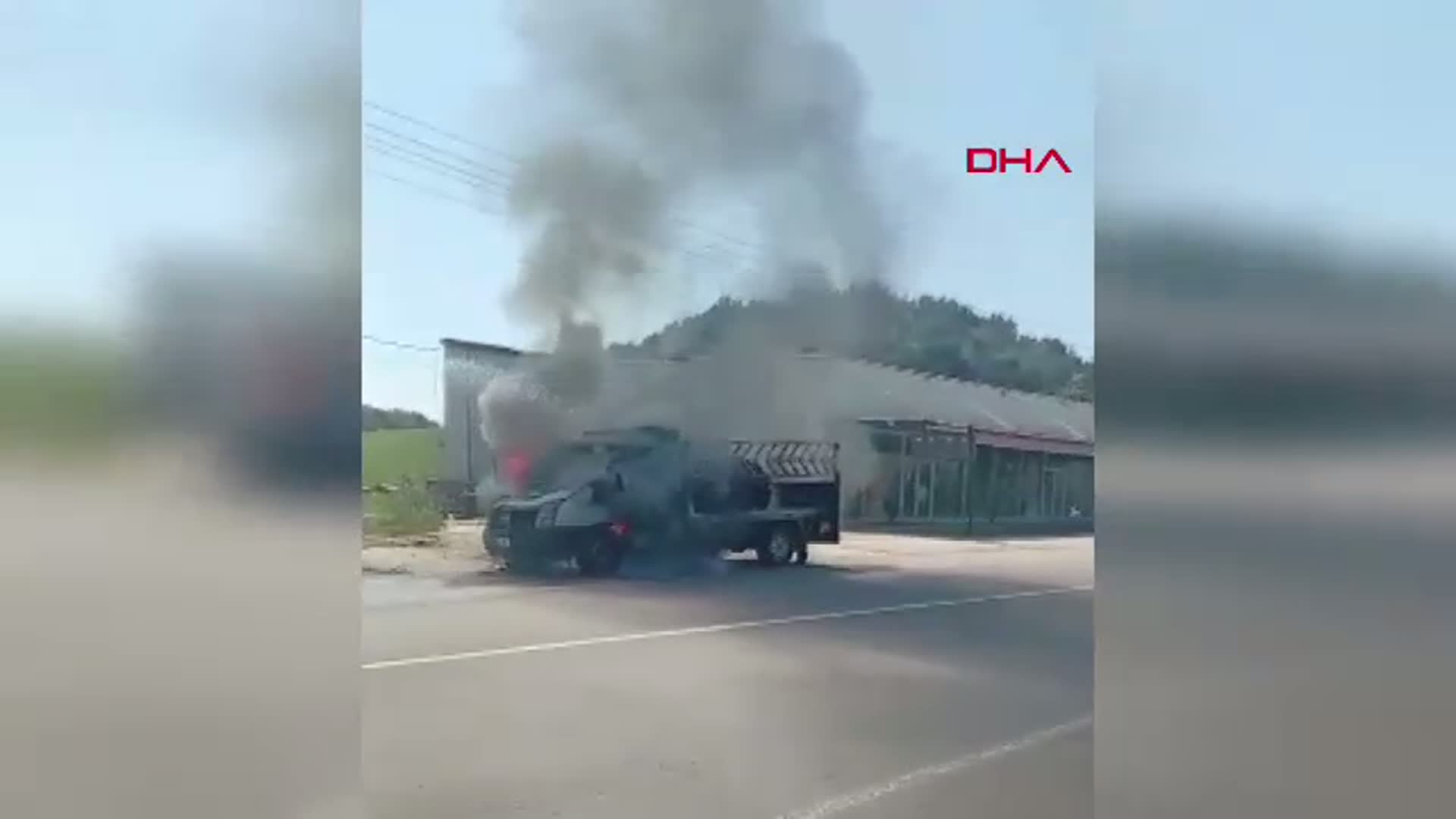 Seyir Halindeki Kamyonet Antalya'da Alev Alev Yandı