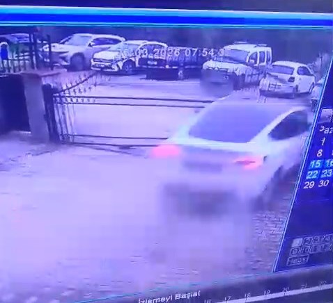 İzmit'te Yokuştan Aşağı Hızla İnen Otomobil Demir Kapıyı Kırdı
