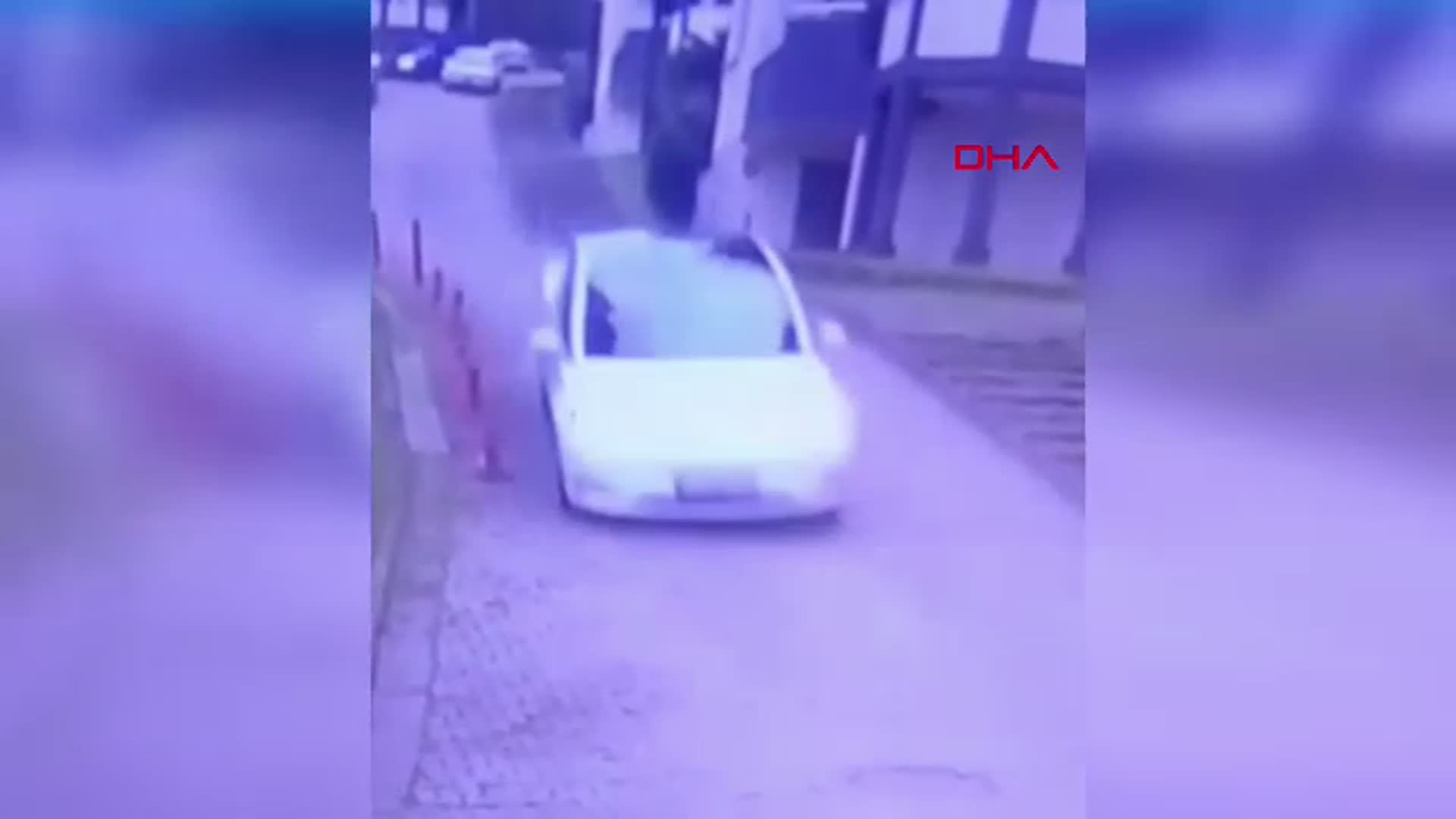 Kocaeli'de Feci Kaza: Otomobil Sitenin Demir Kapısını Kırdı