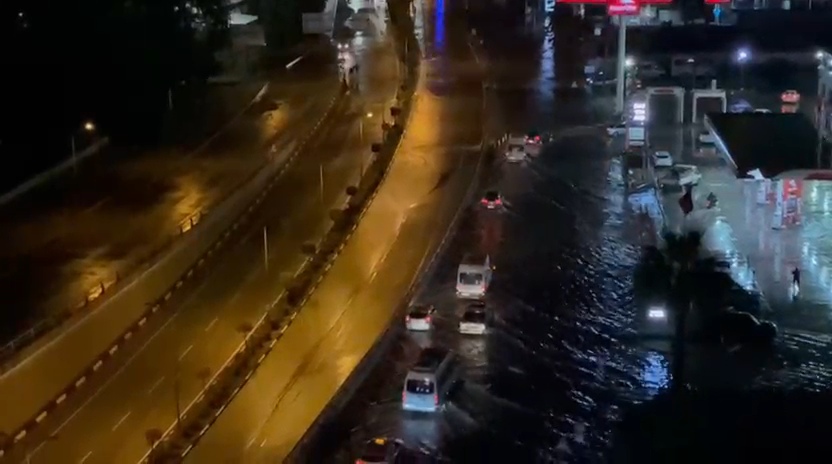 İskenderun'da Şiddetli Yağışlar Cadde ve Sokakları Su İçinde Bıraktı