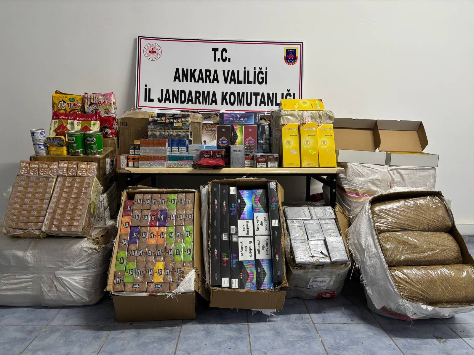 Ankara'da TIR'da Kaçak Tütün ve Gıda Maddeleri Ele Geçirildi