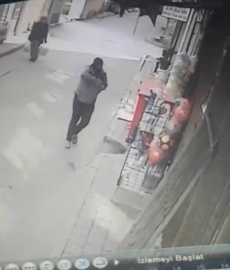 Fatih'te Bakkal Bastığı Anlar Kameralara Yansıdı