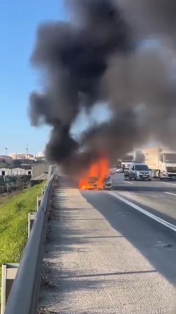 Kuzey Marmara Otoyolu’nda Seyir Halindeki Araçta Yangın Çıktı