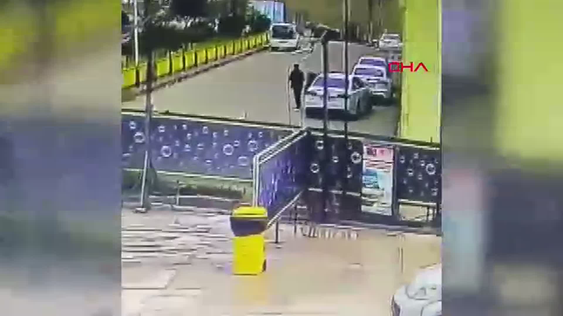 Bursa'da El Freni Açık Bırakılan Otomobile Diğer Araç Çarptı