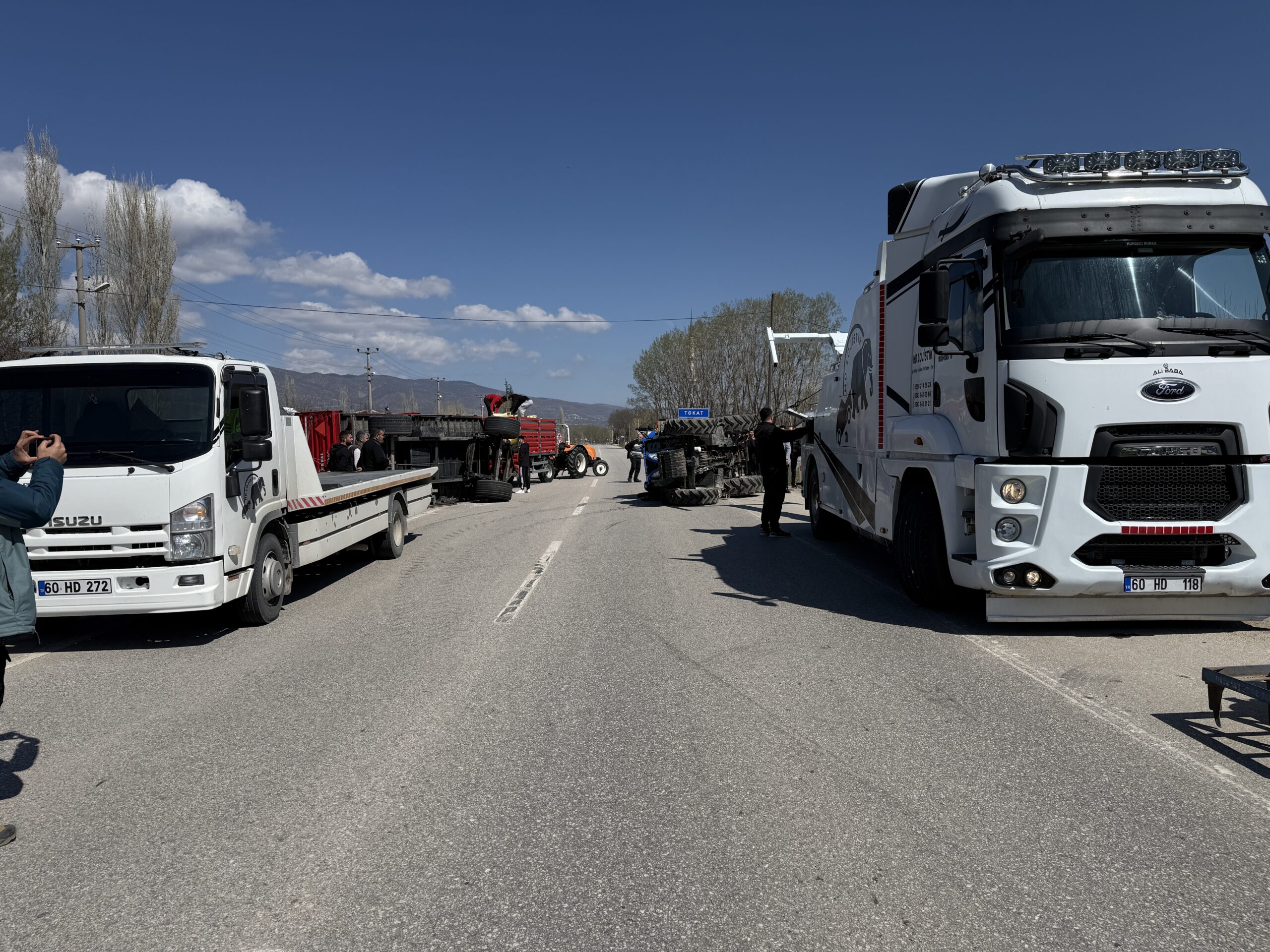 Tokat'ta Gübre Yüklü Traktör Devrildi, Trafik Aksadı