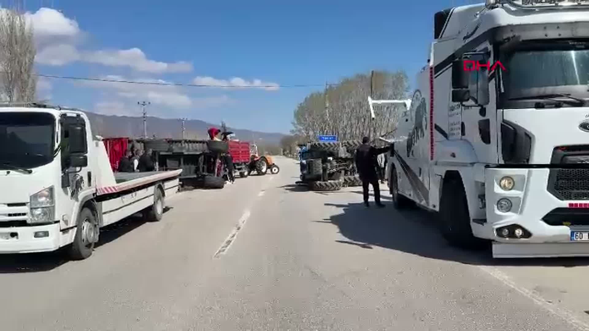 Tokat'ta Gübre Yüklü Traktör Devrildi: Yol Traficine Kapandı