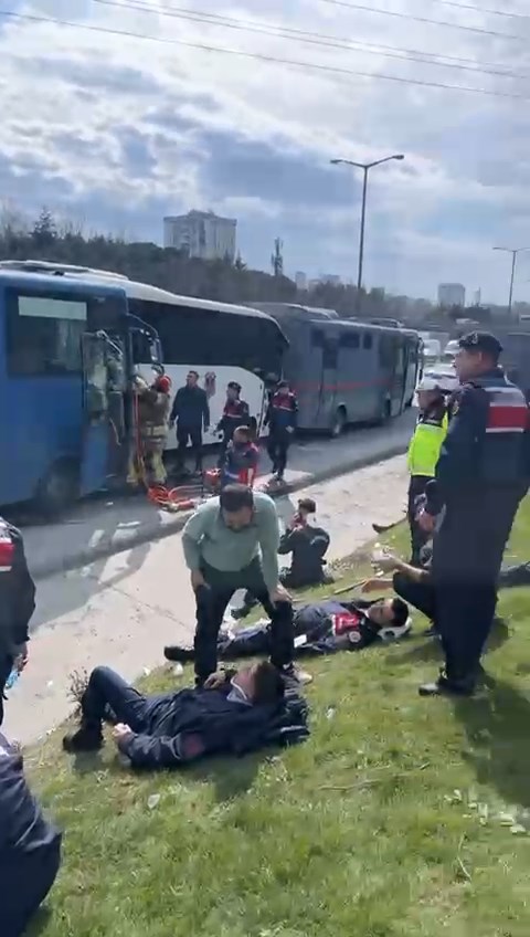 İstanbul Bağcılar'da Cezaevi Sevk Araçları Kaza Yaptı: 6 Jandarma Yaralı