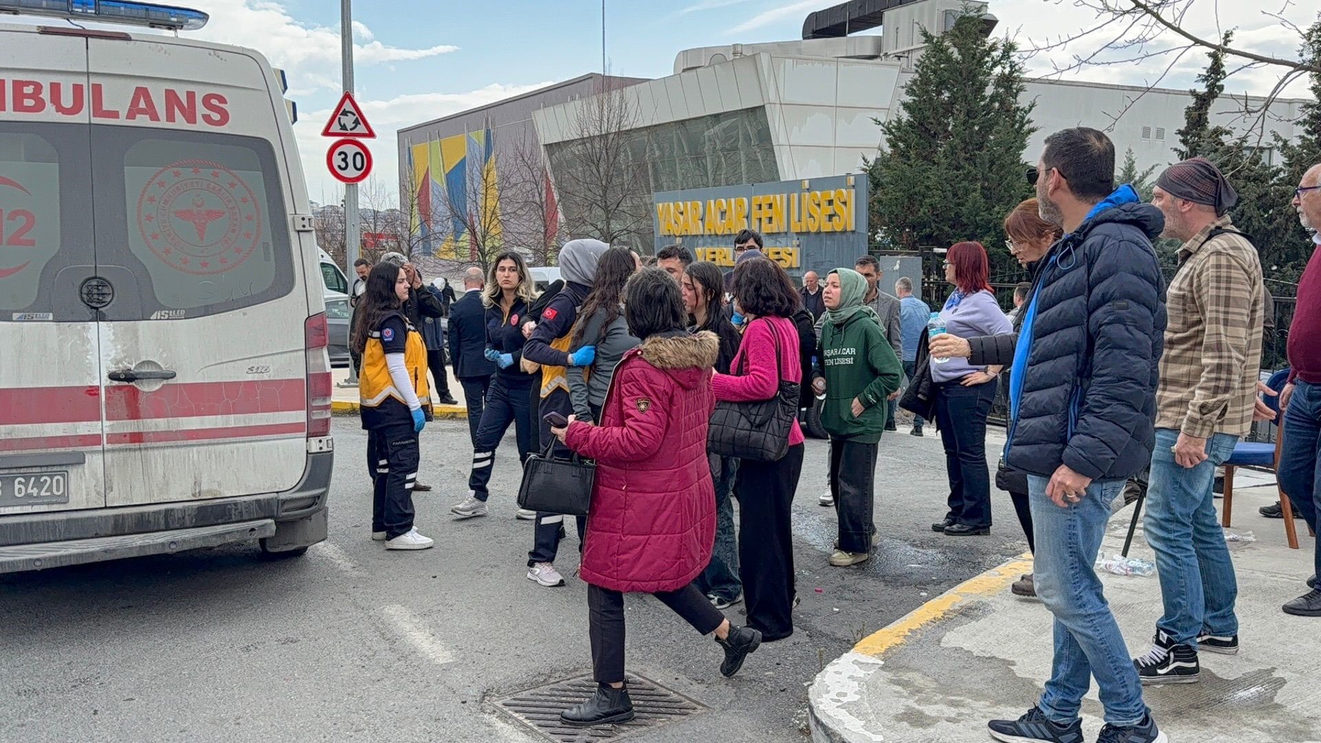 Beylikdüzü'nde Fen Lisesinde Laboratuvar Patlaması: 4 Öğrenci Yaralandı