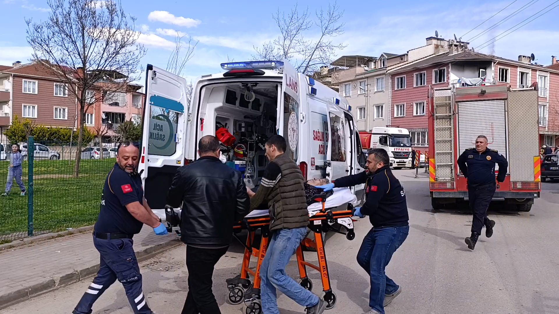 İnegöl'de Yangın Faciası: 77 Yaşındaki Kadın İtfaiyecilerin Müdahelesiyle Kurtarıldı