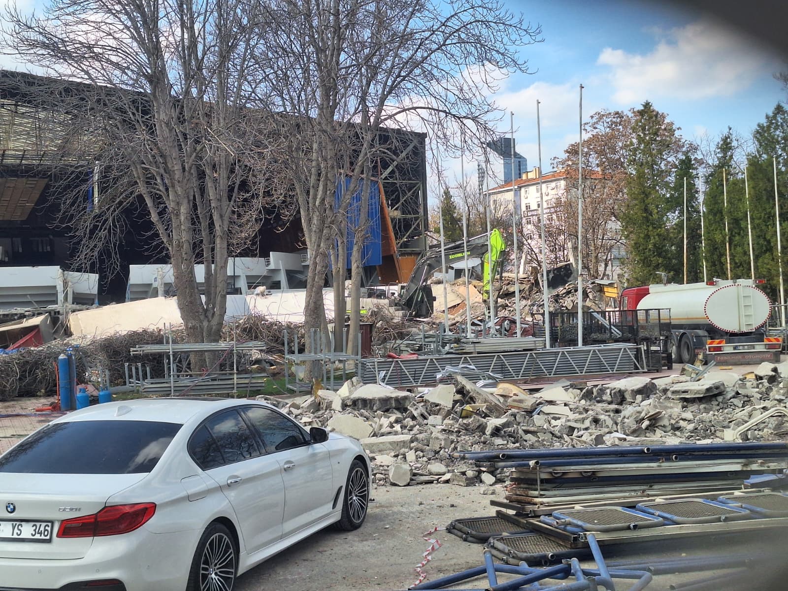 Ankara'daspor salonunun yıkımı sırasında duvar çöktü
