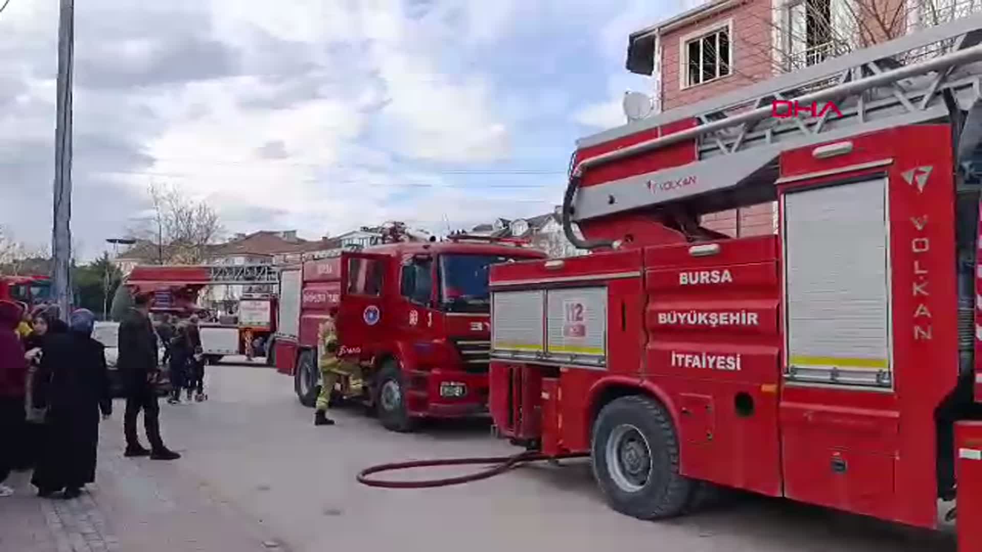Bursa'da Yangında Mahsur Kalan Yaşlı Kadın İtfaiye Ekiplerince Kurtarıldı