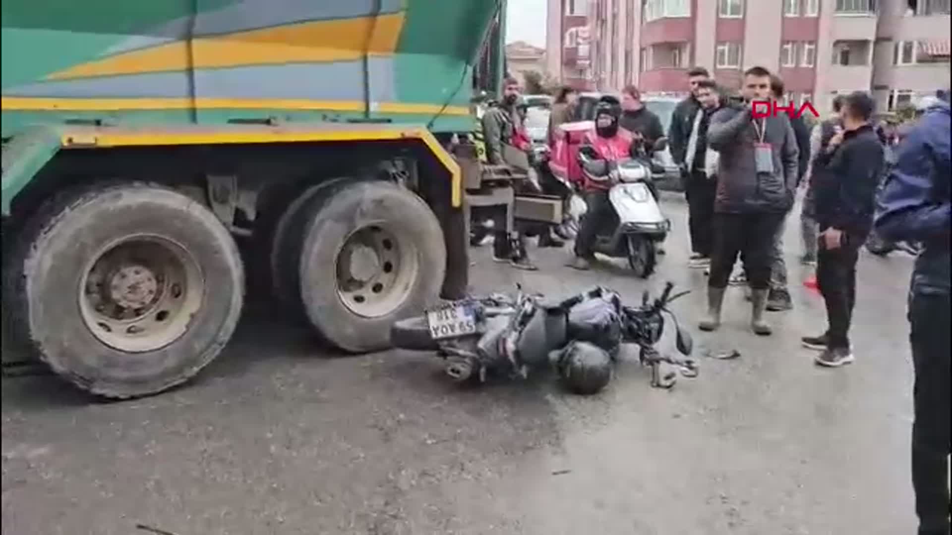 Edirne'de Kavşak Kazası: Motosikletle Kamyon Çarpıştı, İki Yaralı