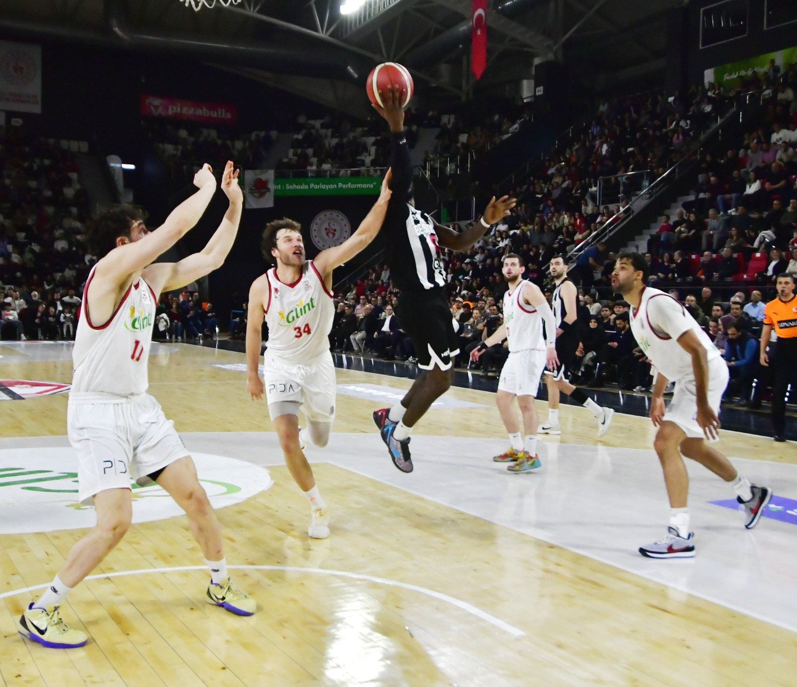 Beşiktaş GAİN Glint Manisa Basket'i Farkla Geçti: 102-70