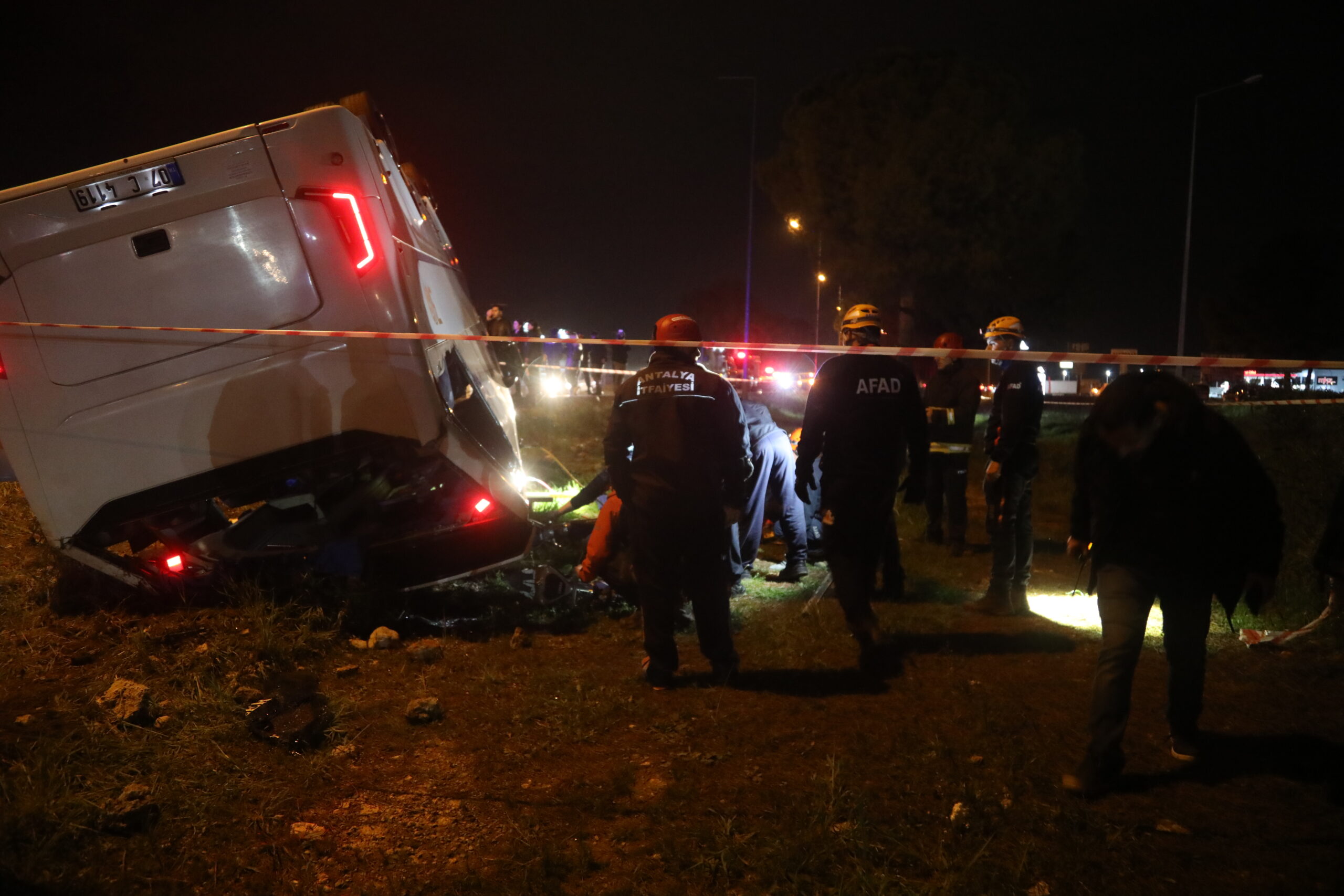 Antalya’da Midibüs Devrildi: 16 Infaz Koruma Memuru Yaralandı