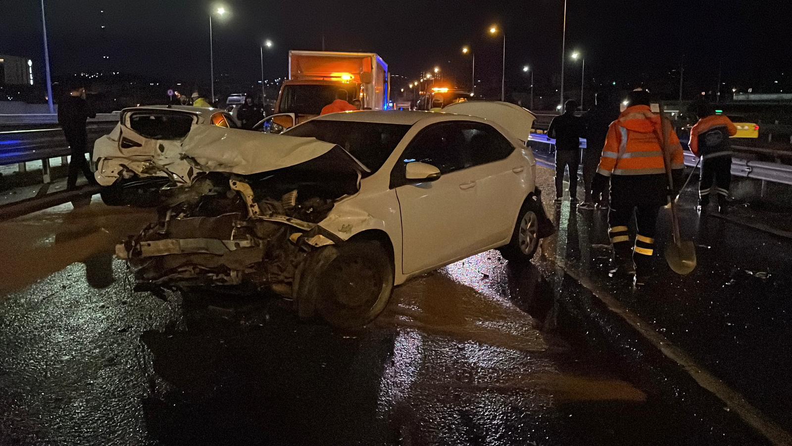 Ataşehir'de Zincirleme Kaza: 4 Yaralı