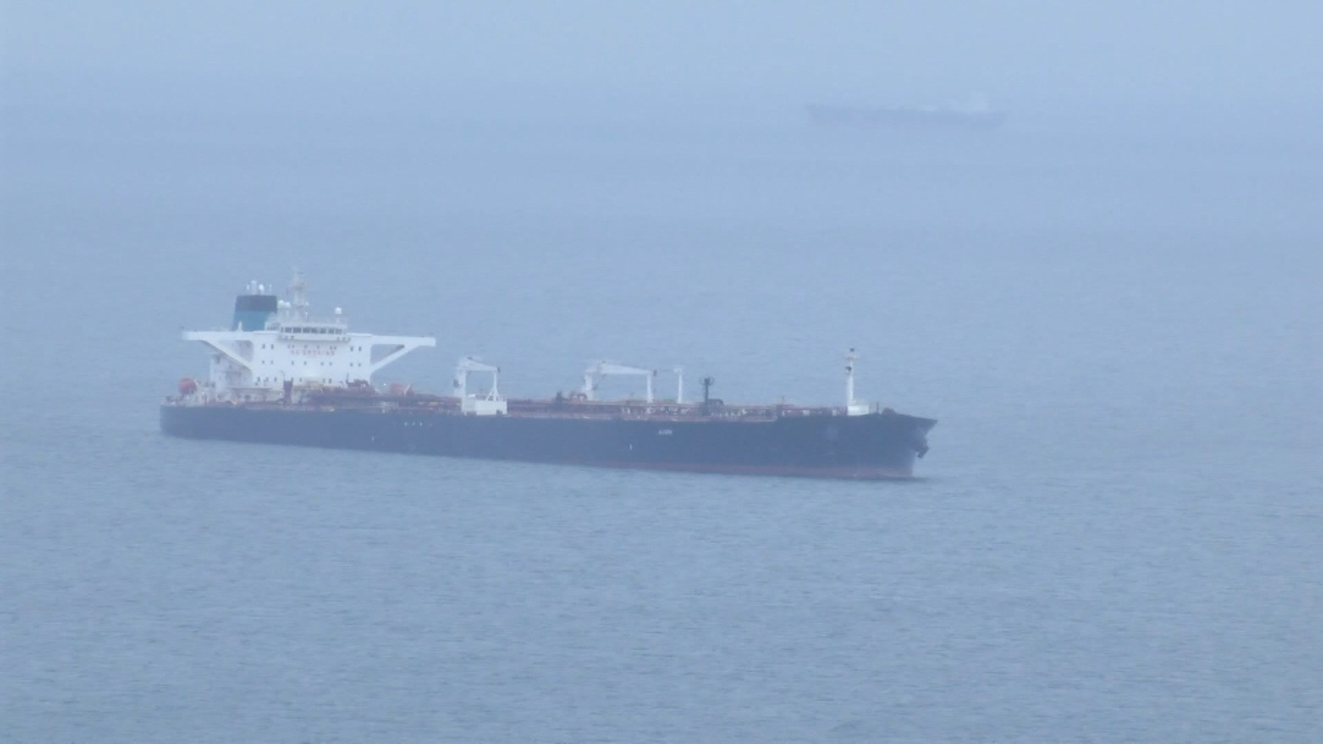 İstanbul Boğazı'nda Saldırıya Uğrayan Petrol Tankeri Türkeli Demirleme Sahası'na Çekildi