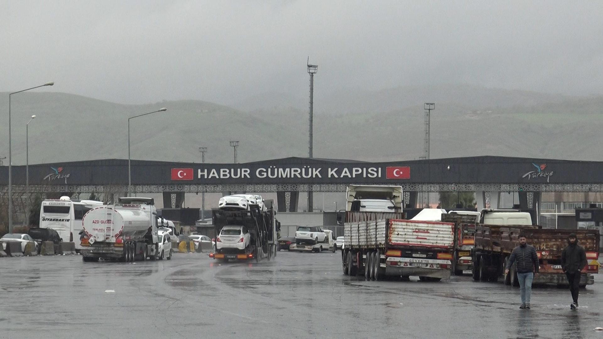 Habur Sınır Kapısı'nda Ticaret Trafigi Kesintisiz Sürüyor