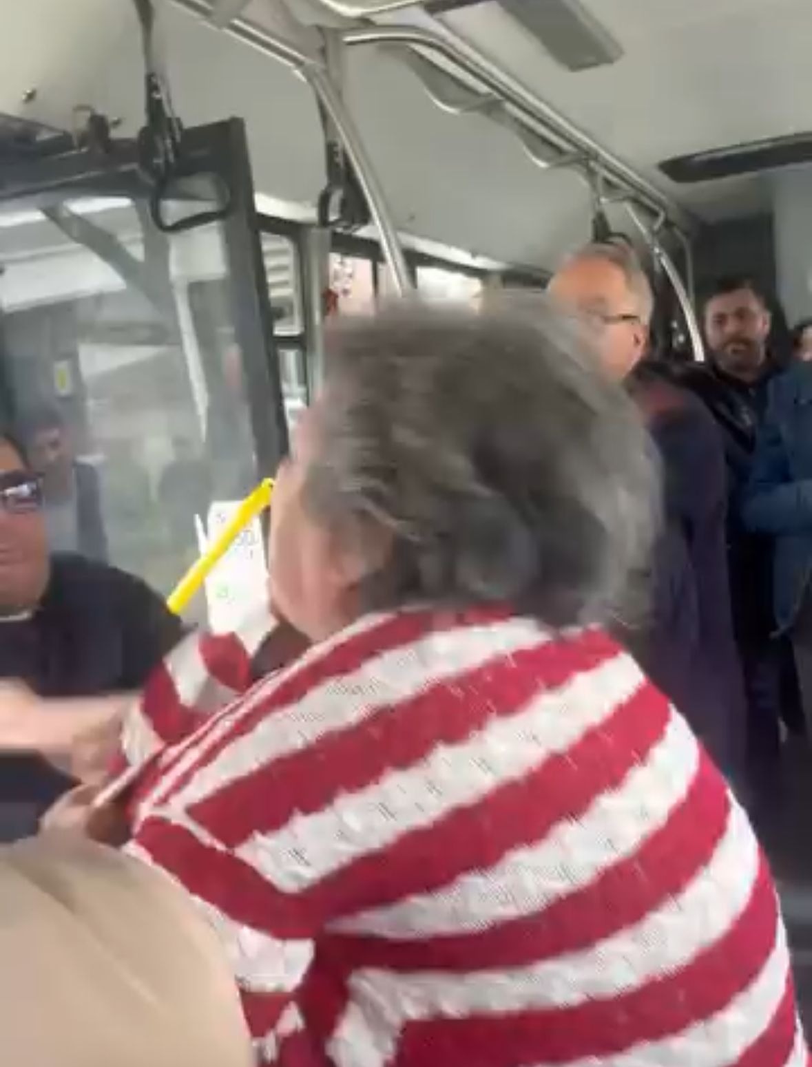 Bursa'da Belediyede Otobüsünde 'Yer' Kavgası