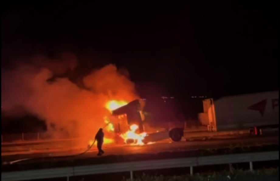 Gaziantep'te Seyir Halindeki TIR Köz Haline Döndü