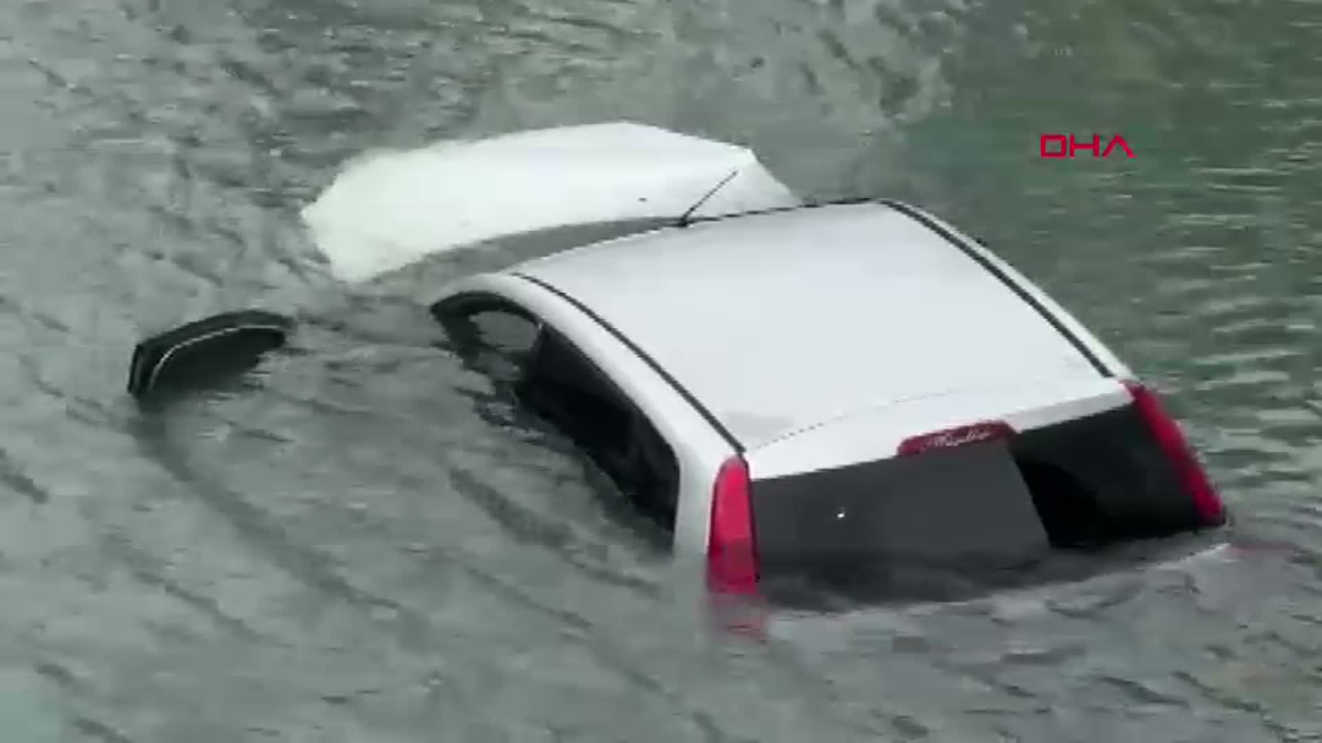 Antalya'da Otomobil Dereye Uçtu: 3 Kişi Yaralı Olmadan Kurtuldu