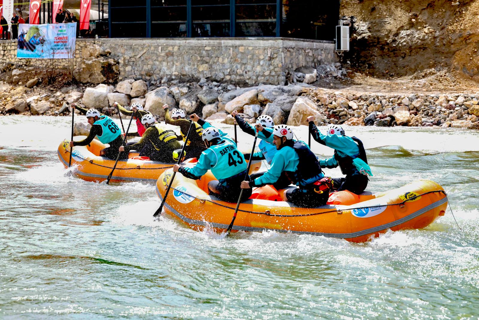 Munzur Nehri'nde Rafting Coşkusu: 300 Sporcu Kıyasıya Yarıştı