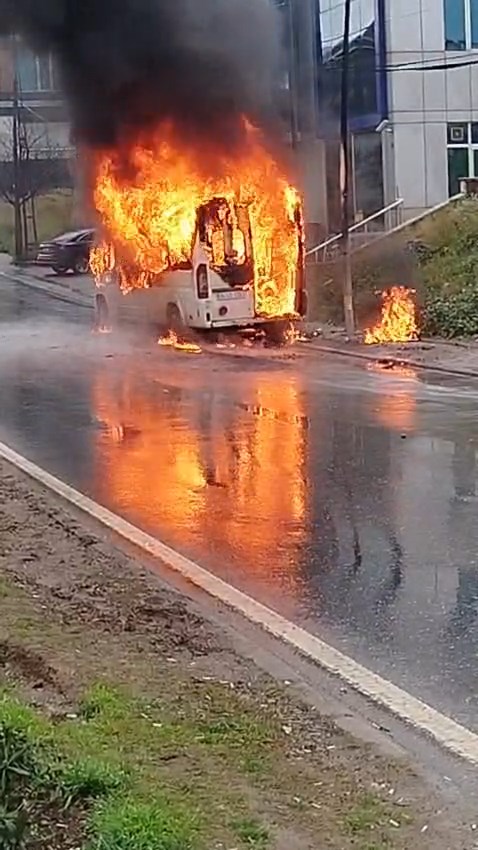 Ümraniye'de Servis Minibüsü Alev Alev Yandı