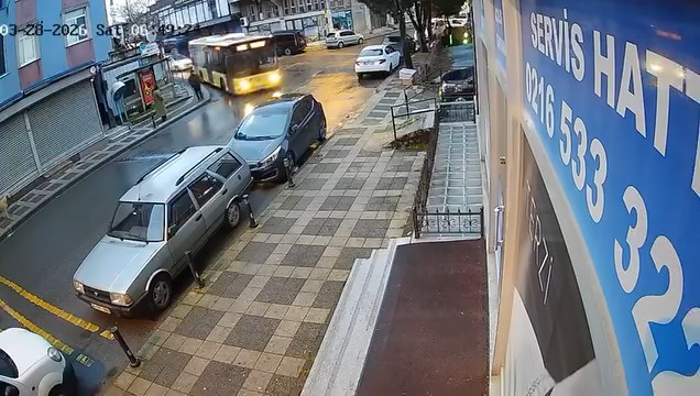 İstanbul Ümraniye'de İETT Otobüsü Park Halindeki Araçlara Çarptı