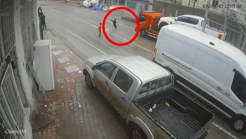 Yolda Koşan Çocuk, Tehlikeyi Son Anda Aştı