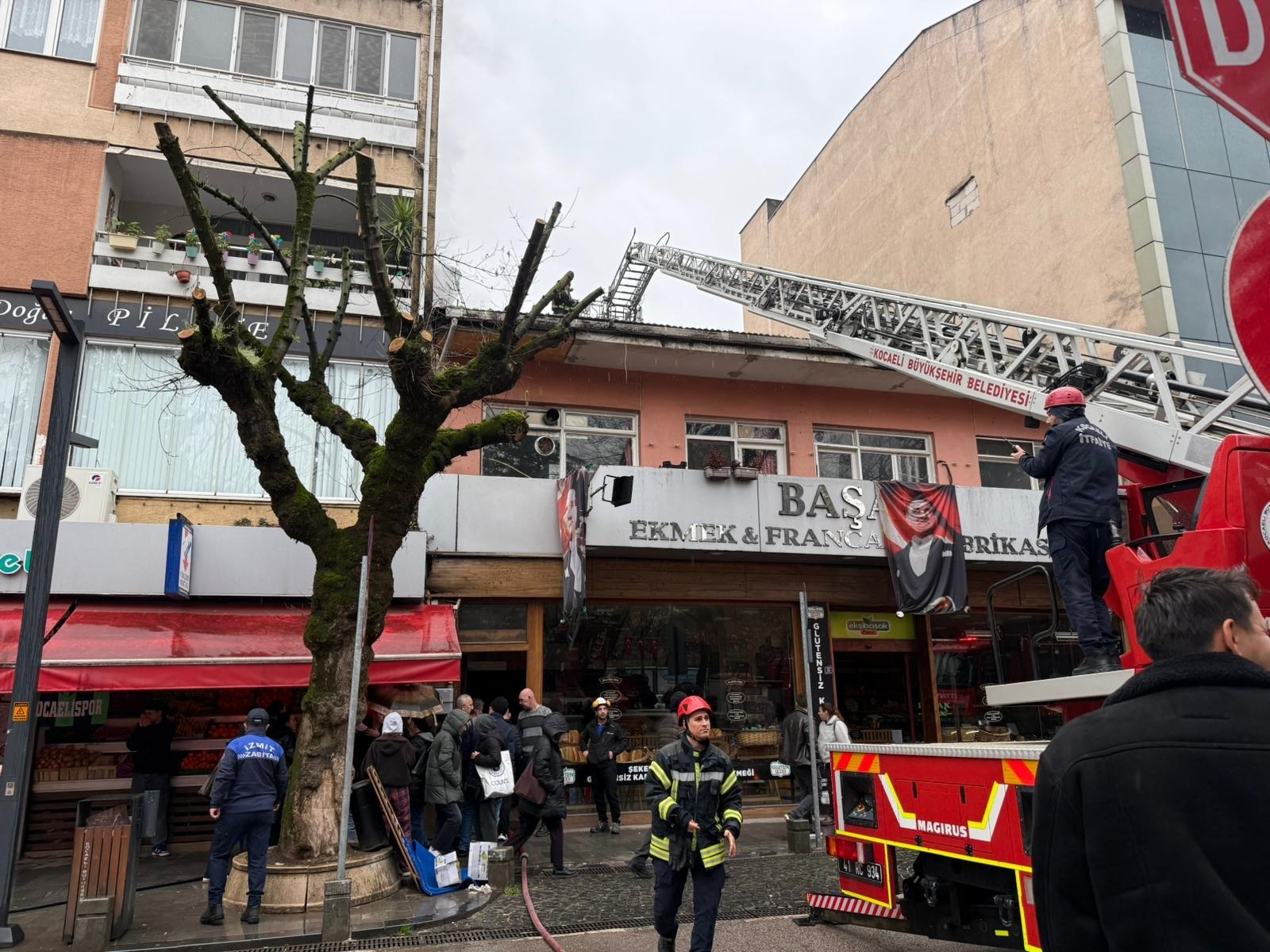 İzmit'te Fırın Bacası Yangını: 3 Kişi Dumandan Etkilendi