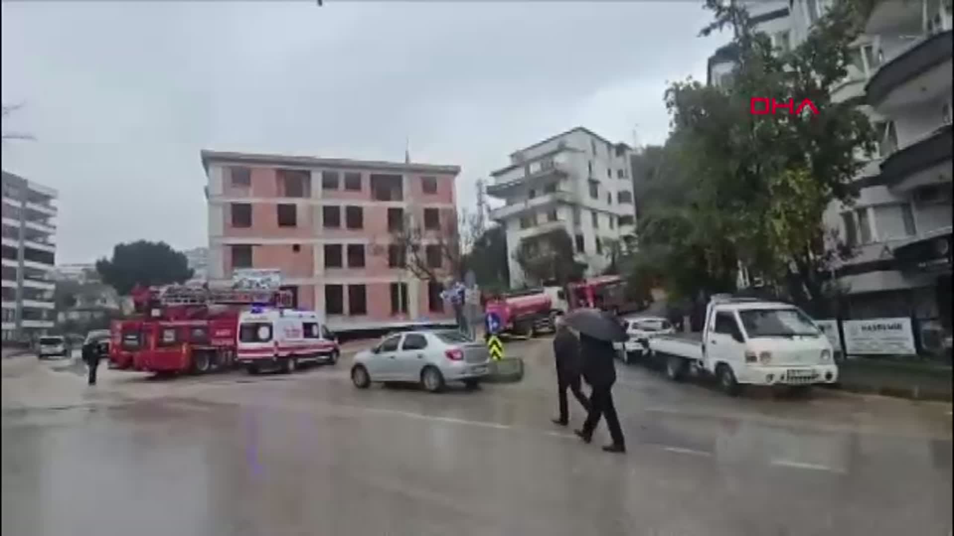 Bursa'da Metruk Binadaki Yangın Kontrol Altına Alındı