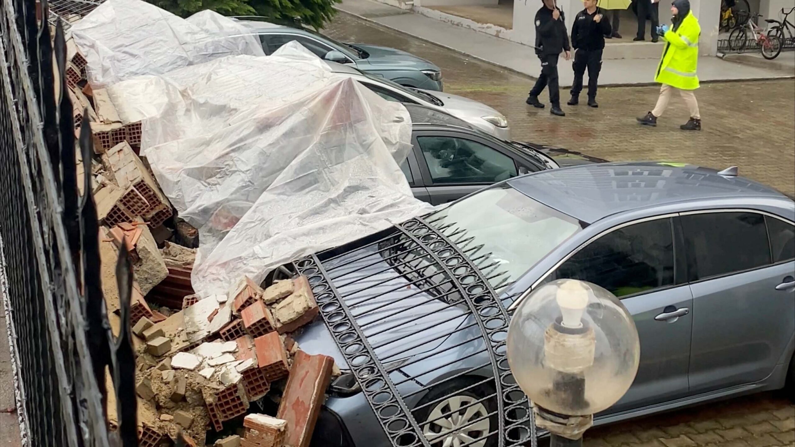 Aydın'da İstitan Duvarı Çöktü: 4 Araç Zarar Gördü