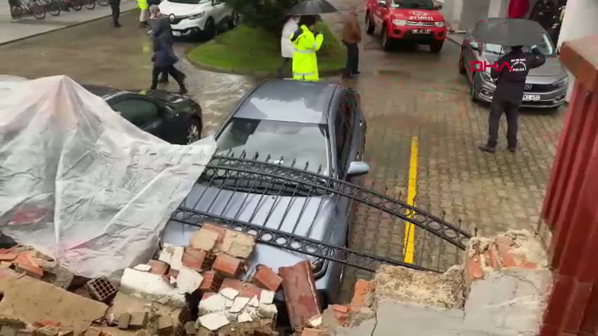 Aydın'da Yağmur Sonrası İstinat Duvarı Çöktü, 4 Araç Zarar Gördü
