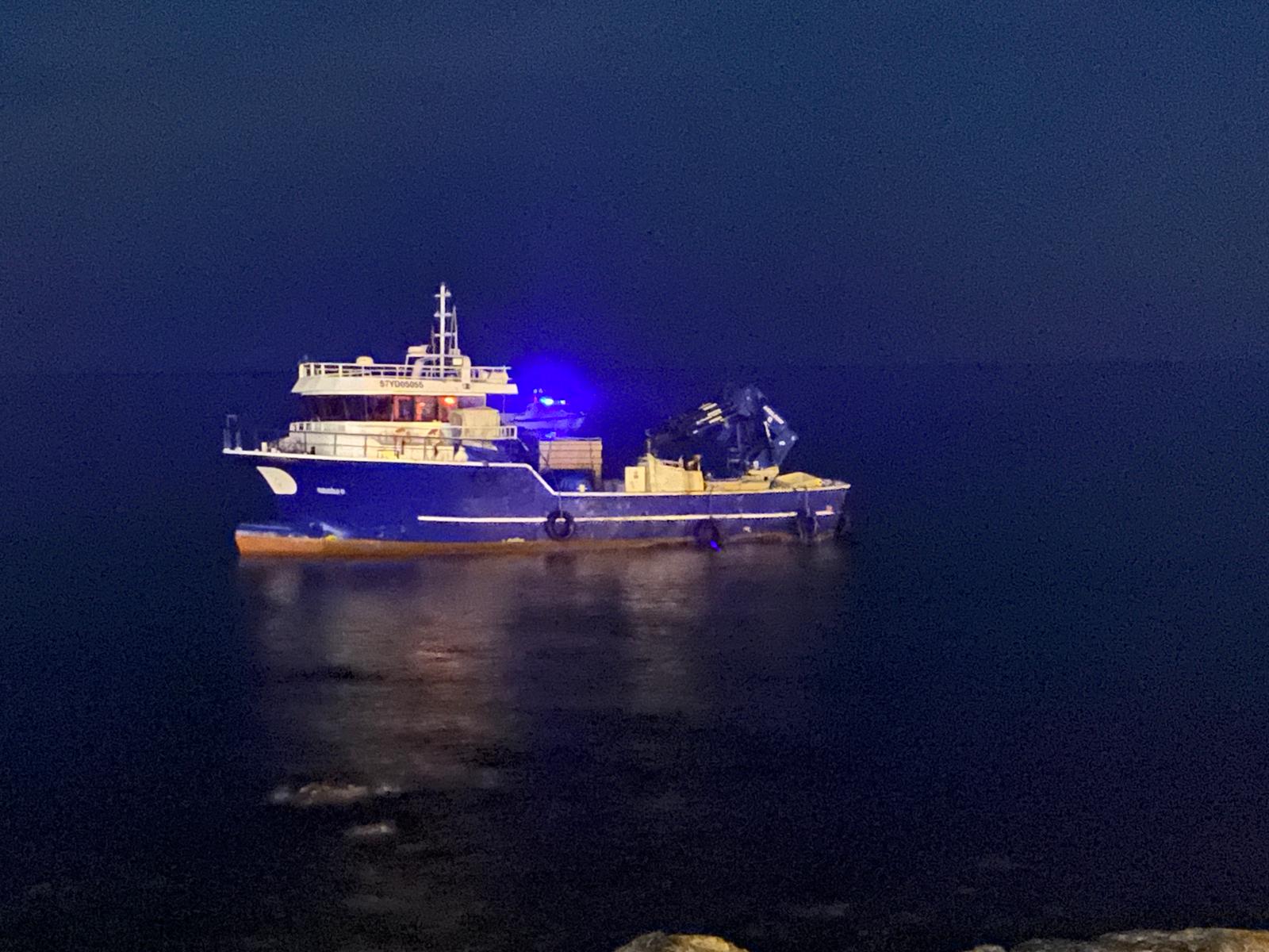 Rize'de Karaya Oturan Balıkçı Teknesinin Kaptanı Kurtarıldı